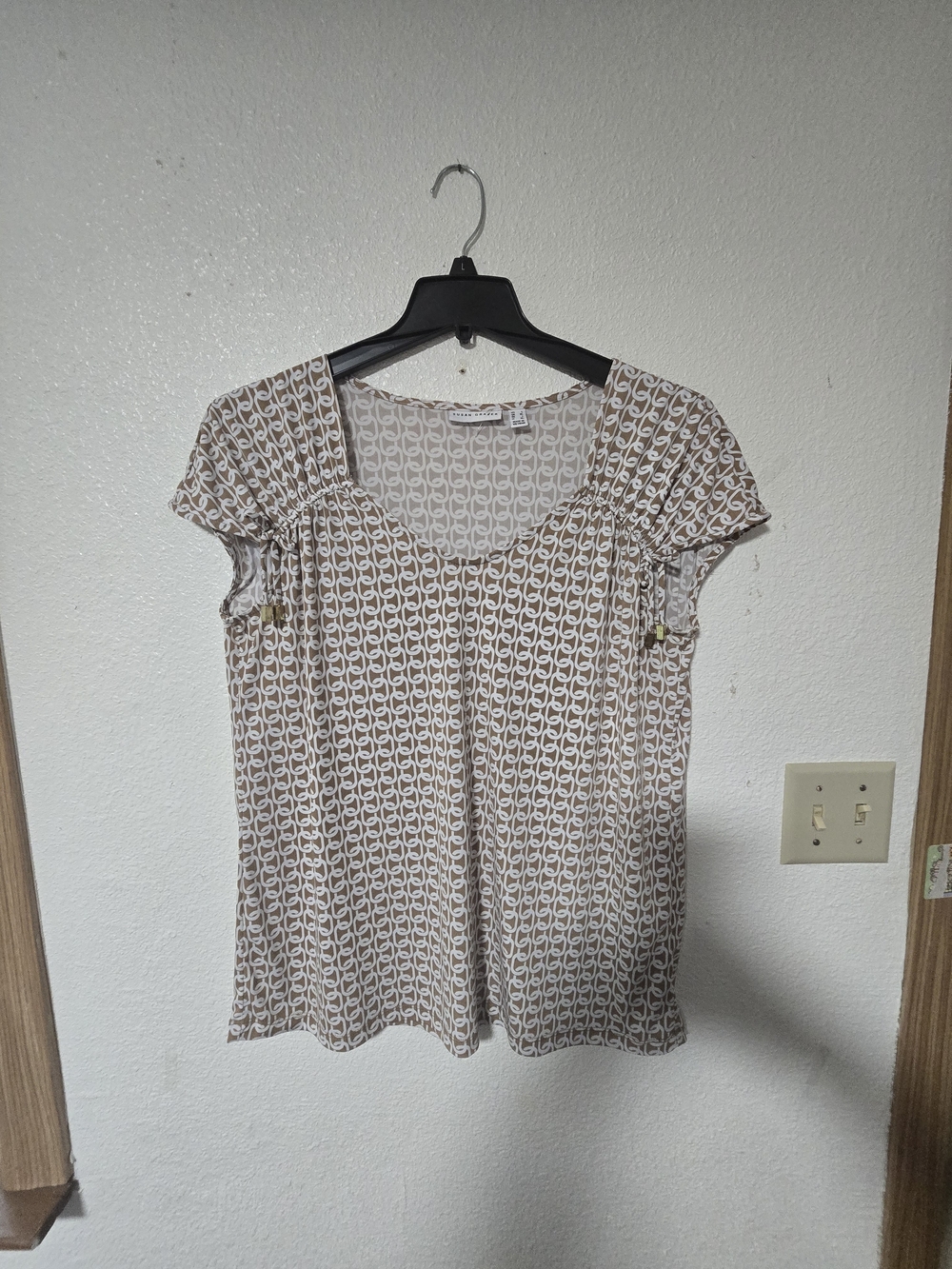 Susan Graver Short Sleeve Scoop Neck Top in Beige and White Geometric